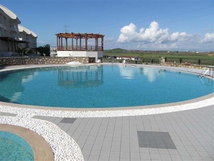 Large Pool & Sunbathing Area